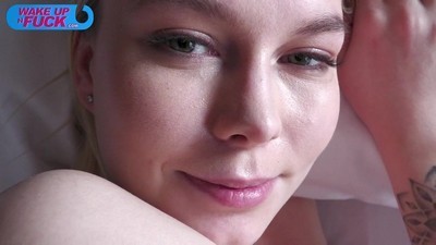 Грудастая бестия с крупной попой скачет сверху на хуе