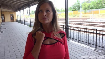  Худощавая сучка сидит на строгой диете и потребляет только хуи 