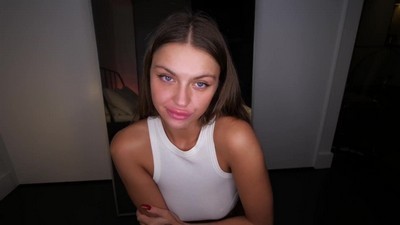  Две блондинки с бритыми кисками наслаждаются сексом с горячим парнем 