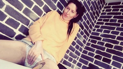 Соблазнив молоденькую блондиночку посреди улицы, паренек отымел ее у себя дома