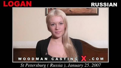 Качок жестко дрочит пизду блондинки в чулках слушая как она плачет от кайфа