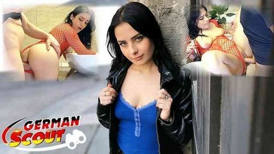 Будит девочку  и жарит в киску и ротан