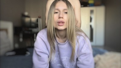 На  кровати на камеру долбит свою  сучку