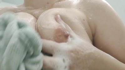 Самец трахает двух шикарных телочек