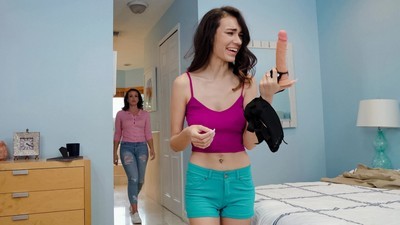 Долблю  девочку членом и  игрушкой
