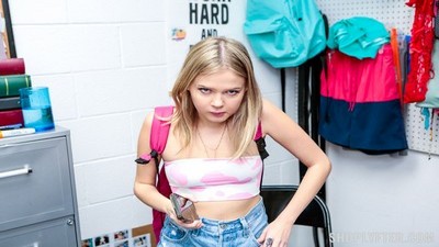 Милая  девочка получает  по киске