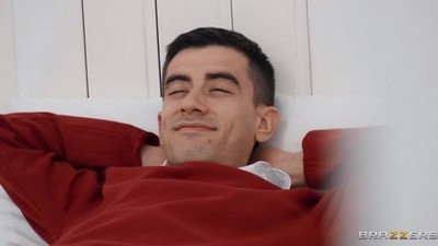 Телку чпокнул  в ротан и в пилотку