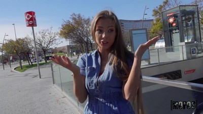 Белокожая телочка в длинных сапогах трахается с негром