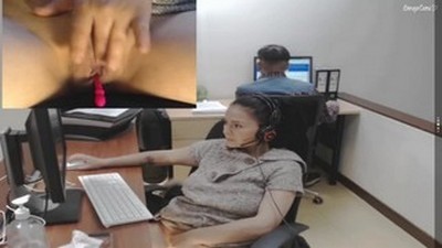 Девушка курьер делает глубокий миньет и трахается с хозяином хаты