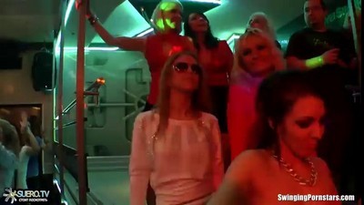 На музыкальном фестивале пара уединилась за палатку