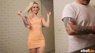 Пиздливая подруга, телефон отложи и хуй лучше соси