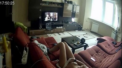 Красивая младшая сестра отсосала хуй требовательного братика