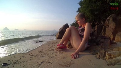 Утренний секс на столешнице кухни