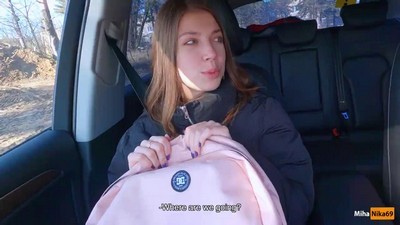 Две цыпочки умело ублажают одного мужика и сосут по очереди его стояк