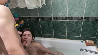 Эти девушки не знают, что вы шпионите за ними!