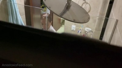 Шлюховатая сводная сестра снова пристаёт в ванной
