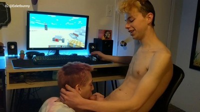 Лесбиянки ласкают сиськи и кончают от кунилингуса