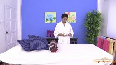 Азиатки, Шатенки, Массаж, Глубокий минет, Кончил на киску, Красиво сосет, В масле,