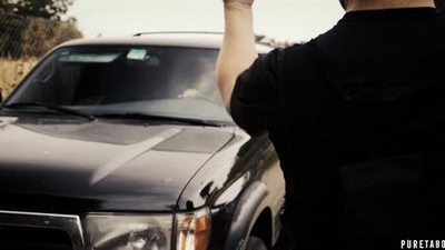 Портье поднял багаж и приласкал холеную гостью