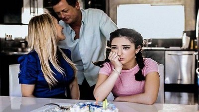 Инцест, Мамки, ЖМЖ, Блондинки, Брюнетки, Кончил на лицо, На диване, С дочерью, С матерью, С отцом, Учит трахаться,