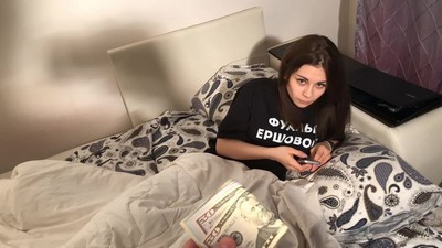 Парни отучили милашку пользоваться дилдо и трахнули в групповухе