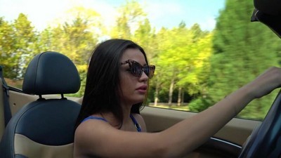 Маринка классно сосет своему парню и напрашивается на еблю в жопу