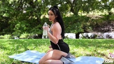Зрелая мать увидела, что сын меряет ее чулки и наказала негодника инцестом