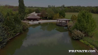 Силиконовая блондинка кричит от анального траха на кастинге
