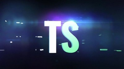 Молодая девушка с бритой киской мастурбирует член своего приятеля, пока тот трогает ее пилотку