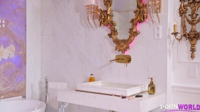 Симпатичную девку парни долбят в пизду и анал одновременно