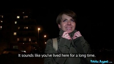 Молоденькая сучка оголила тело и дала себя отыметь